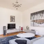 Апартаменти Elegant And Spacious
