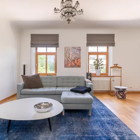 Elegant And Spacious Lägenhet