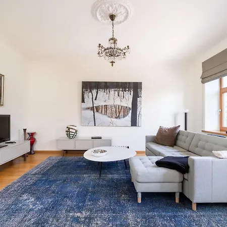 Апартаменти Elegant And Spacious *