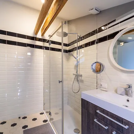 Elegant And Spacious Apartment *