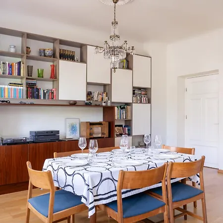 Elegant And Spacious Апартаменты Рига