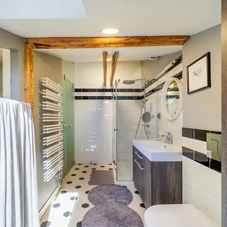 Apartment Elegant And Spacious