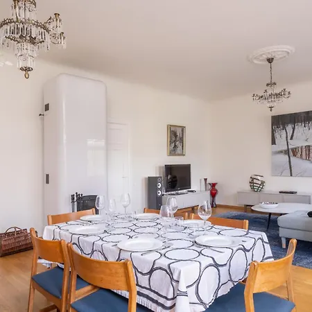 Elegant And Spacious Riga