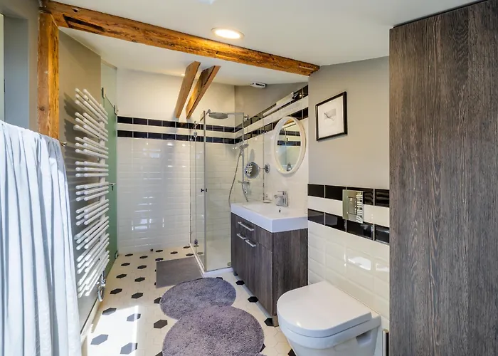 Elegant And Spacious *